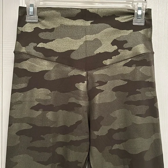 OFFLINE by Aerie Real Me High Waisted Camo Legging Olive Daze. Size L - Picture 4 of 6